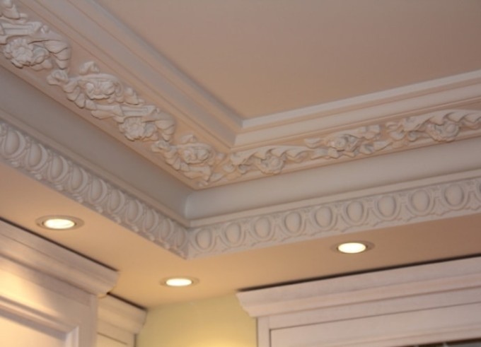 Полиуретановый плинтус для потолка выглядит очень эстетично и добавляет оригинальности помещению