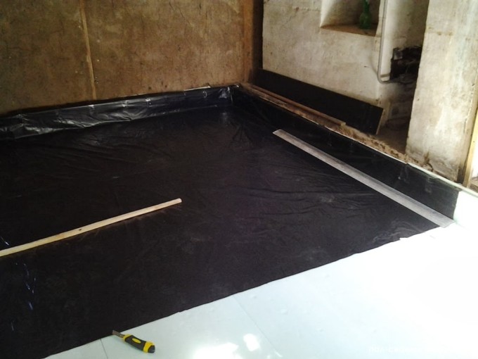 Гидроизоляцию бетонных полов обязательно следует проводить в ванной комнате 
